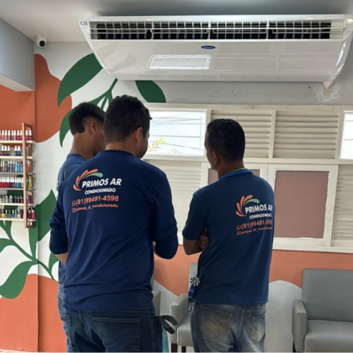 Técnicos da primos ar fazendo instalação de ar condicionado piso teto recife