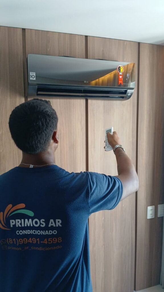Técnico fazendo limpeza de ar-condicionado split em Candeias com desmontagem completa